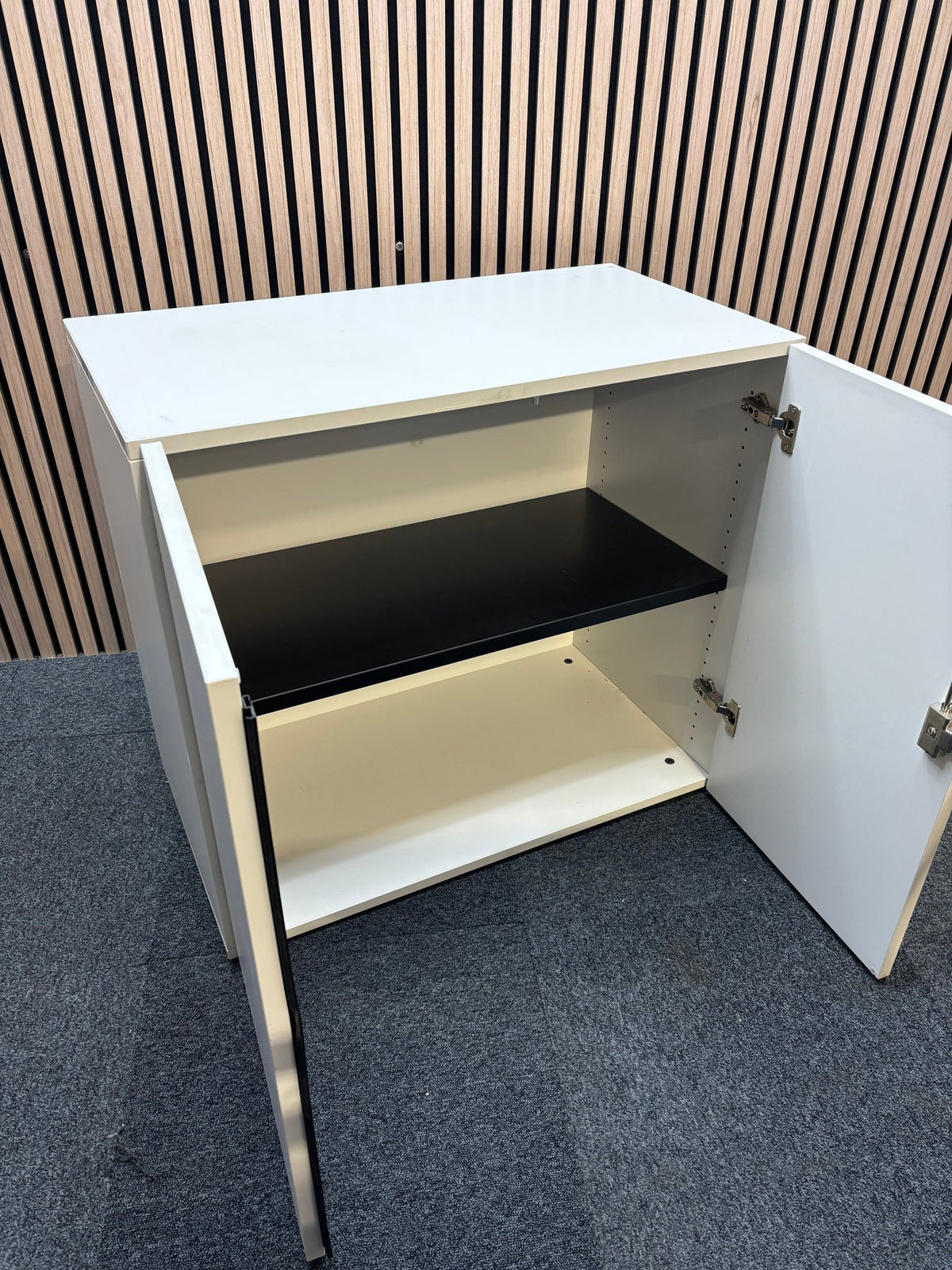 White wooden 2 door storage unit with shelf (H 72 x W 80 x D 45 cm)