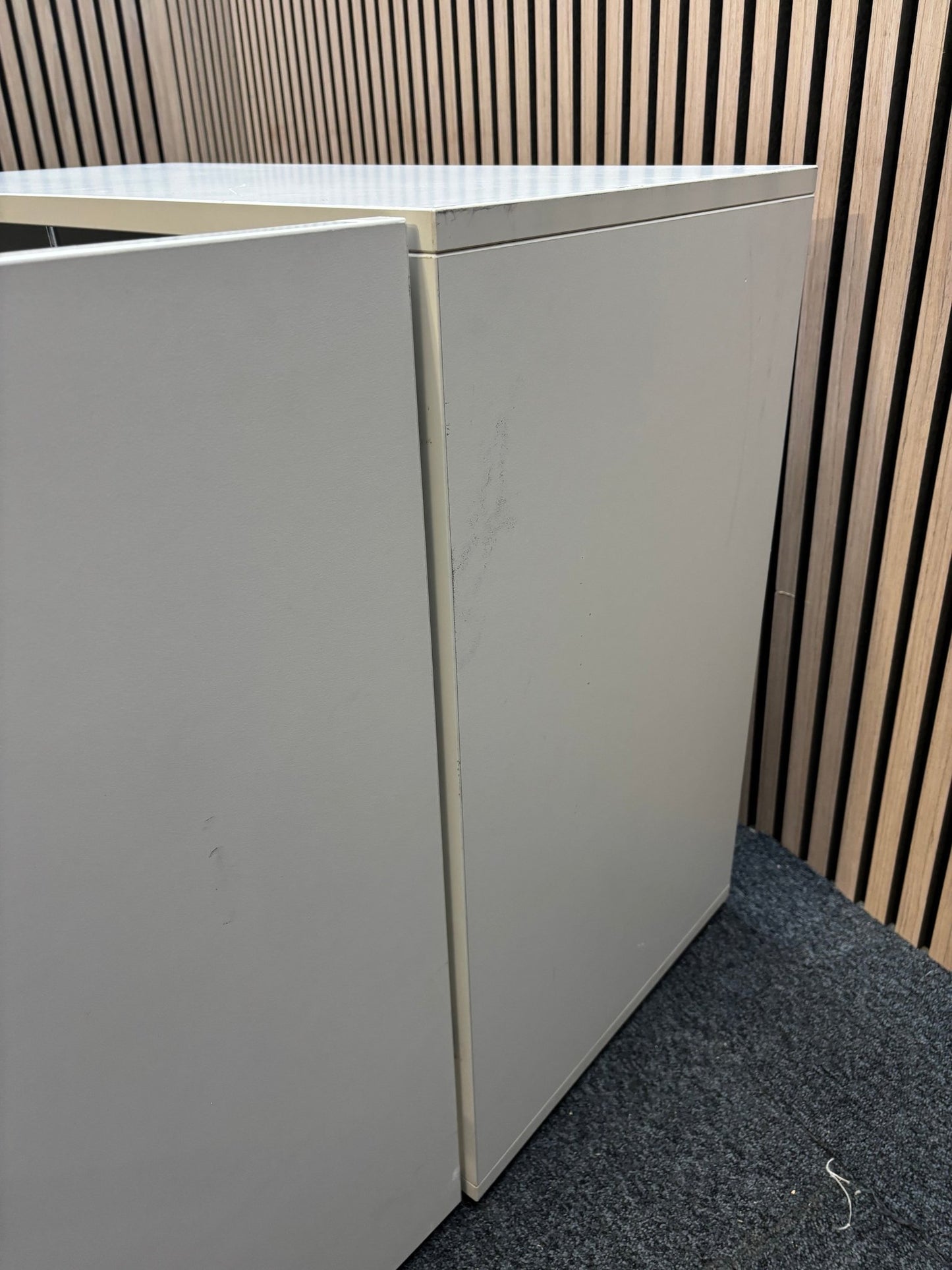 White wooden 2 door storage unit with shelf (H 72 x W 80 x D 45 cm)