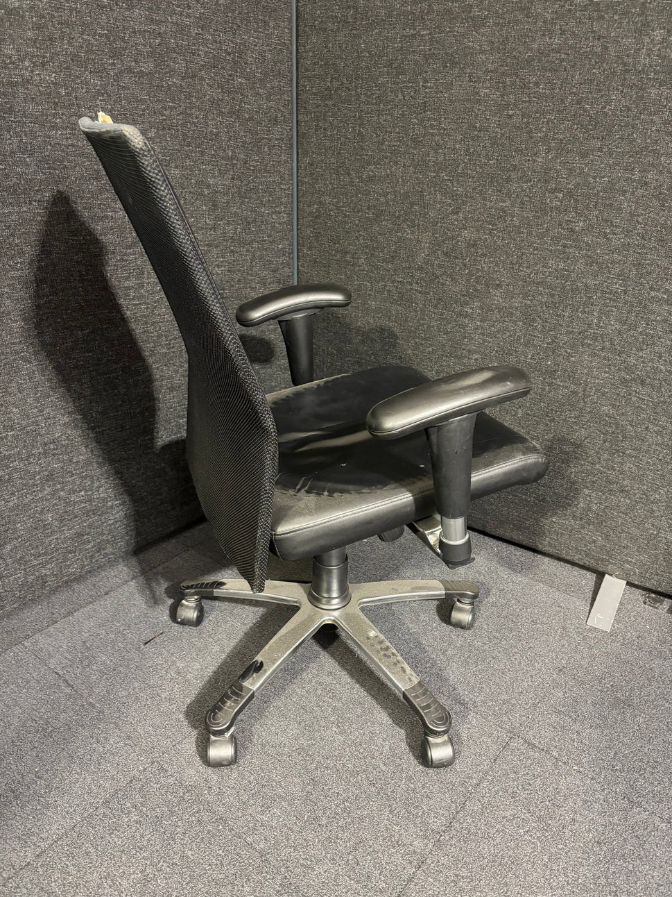 LAST ONE 
DAMAGED ARM 
High back black leather and mesh executive swivel chair with polished metal base and height adjustable arms