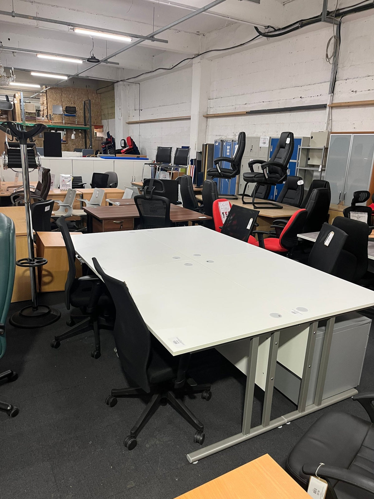 SECONDHAND 1200Lx800Dx720H White cantilever desk with silver metal frame and white modestly panel. IN EXCELLENT CONDITION. Price inclusive of VAT
