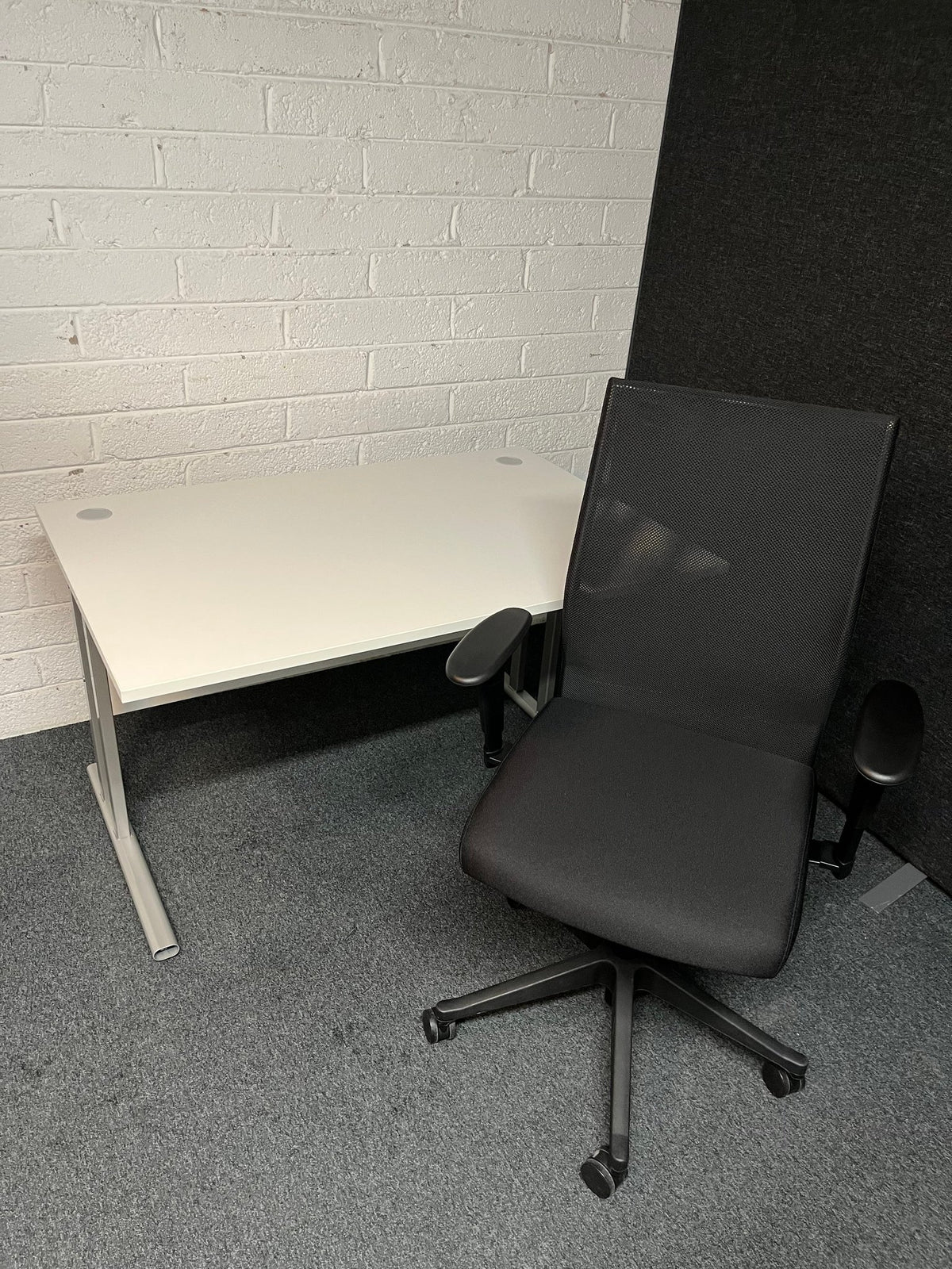 SECONDHAND 1200Lx800Dx720H White cantilever desk with silver metal frame and white modestly panel. IN EXCELLENT CONDITION. Price inclusive of VAT