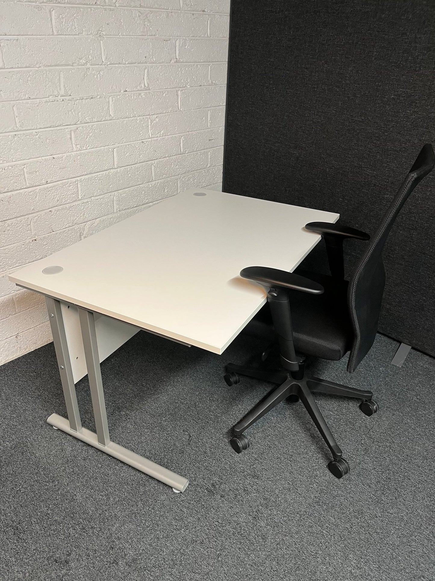 SECONDHAND 1200Lx800Dx720H White cantilever desk with silver metal frame and white modestly panel. IN EXCELLENT CONDITION. Price inclusive of VAT