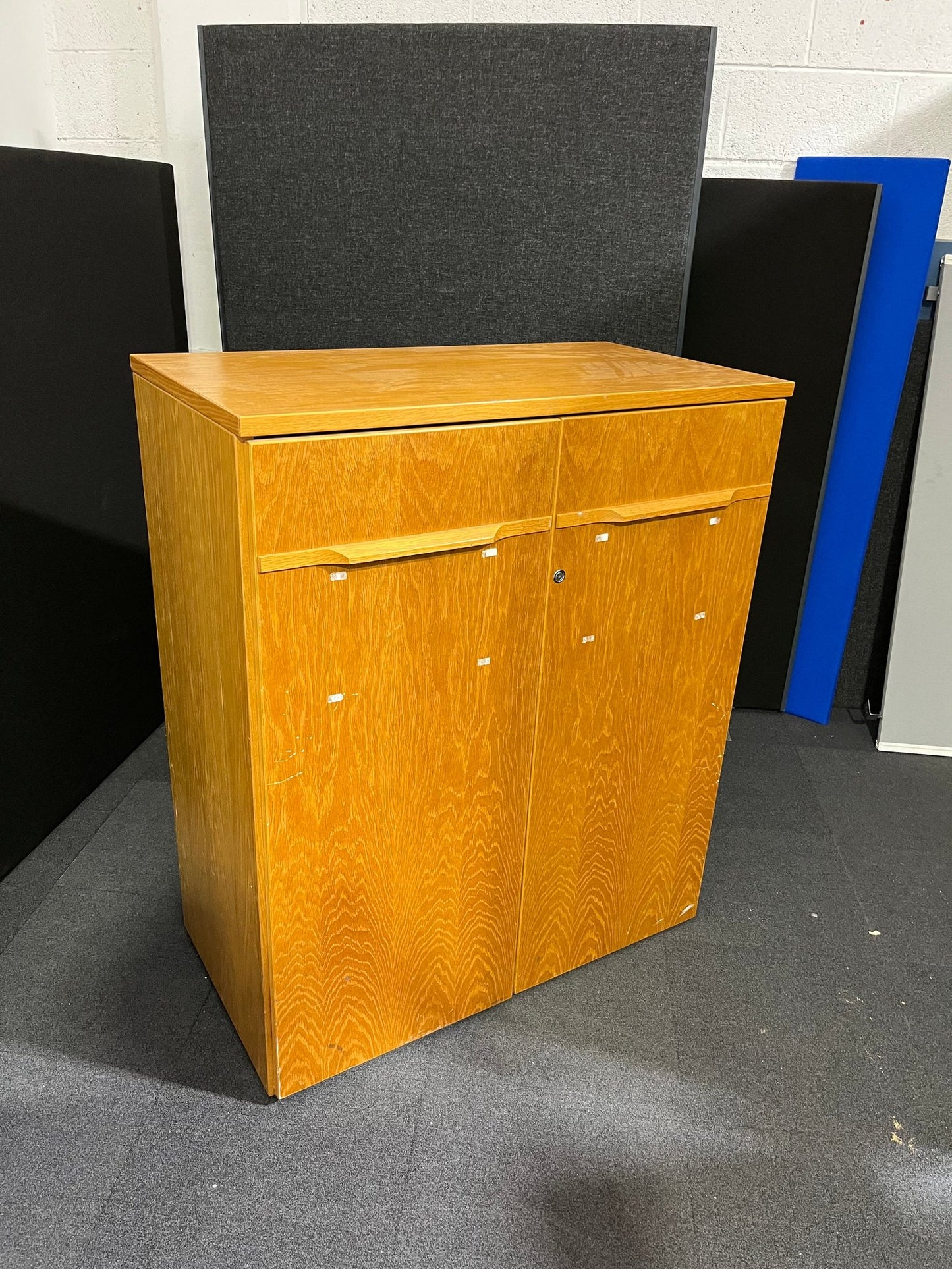 Solid oak 2 door storage unit (H 120 x W 100 x D 53 cm)