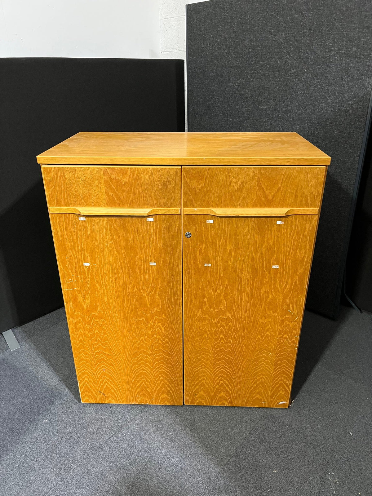 Solid oak 2 door storage unit (H 120 x W 100 x D 53 cm)