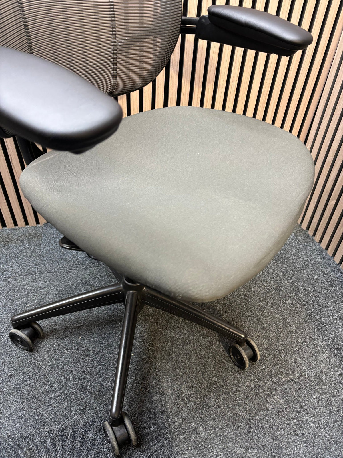 Humanscale Liberty secondhand mesh back swivel chair with fabric seat and adjsutable arms, metal polished 5 star base