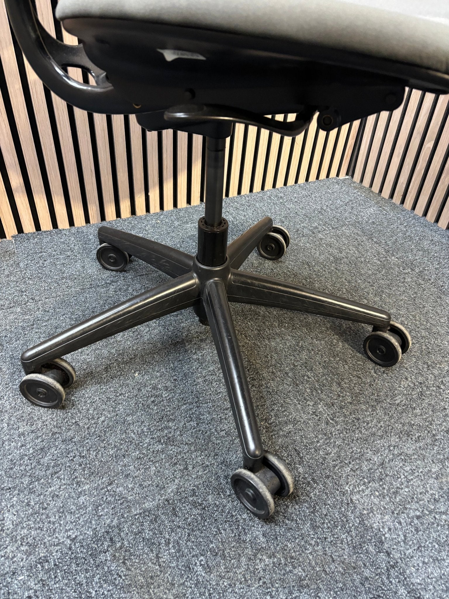 Humanscale Liberty secondhand mesh back swivel chair with fabric seat and adjsutable arms, metal polished 5 star base