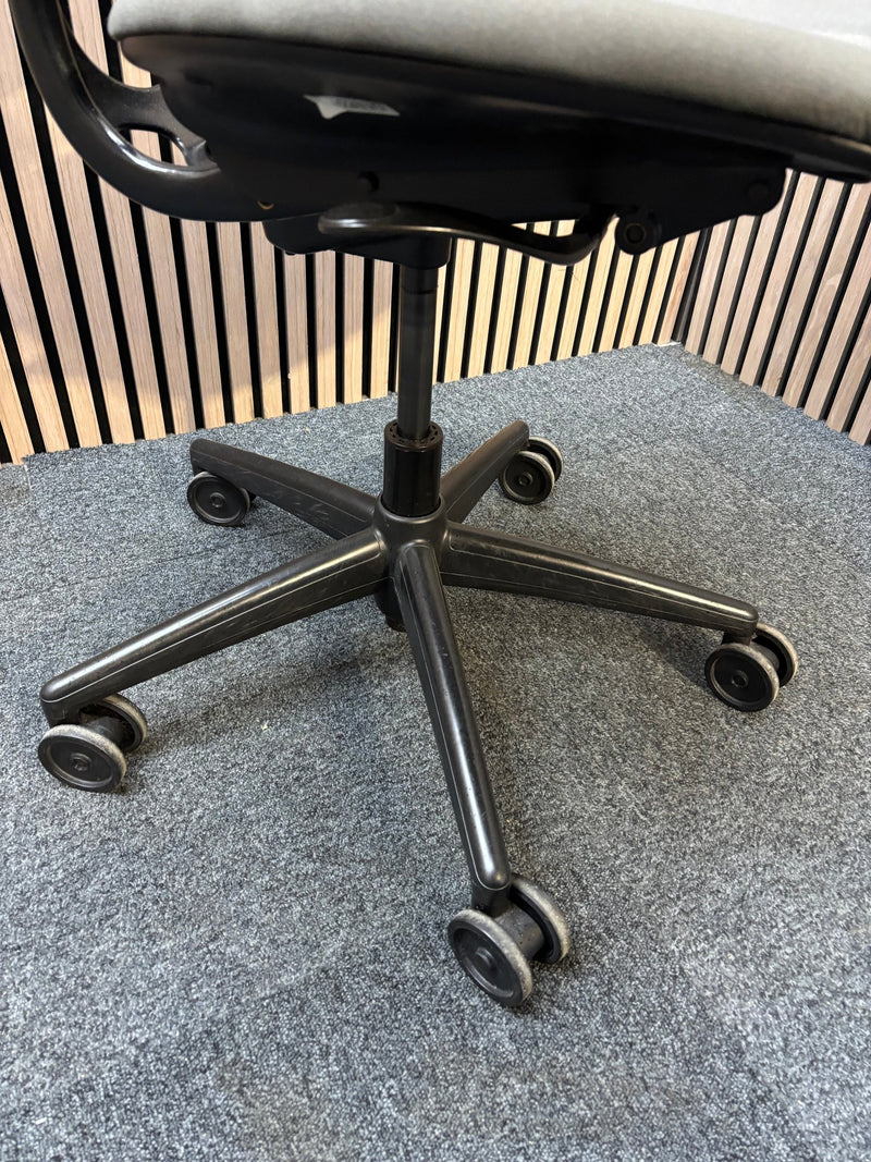 Humanscale Liberty secondhand mesh back swivel chair with fabric seat and adjsutable arms, metal polished 5 star base