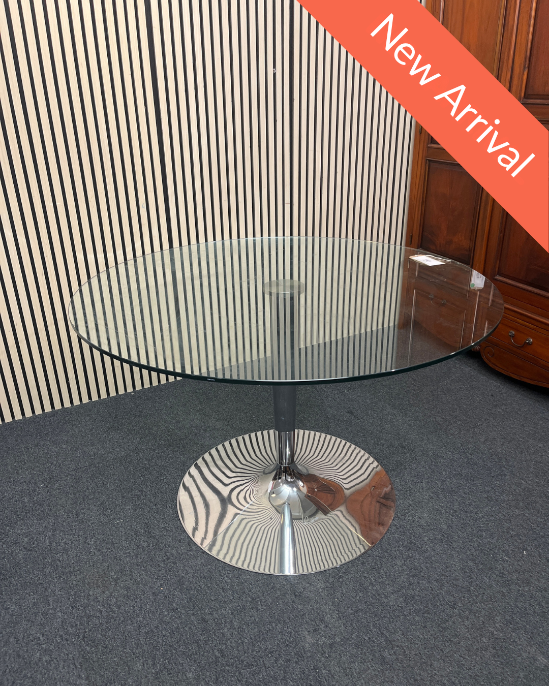 Solid metal frame central base circular glass dining table (120cm dim) 3126
