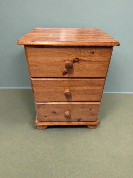 Natural pine 3 drawer bedside locker H 590 x W 440 x D 390 3125