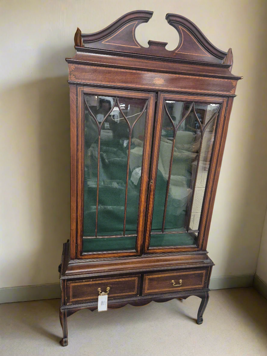 Ornate tall 1 drawer 2 door glass display unit inlaid with green felt back%A0 1125