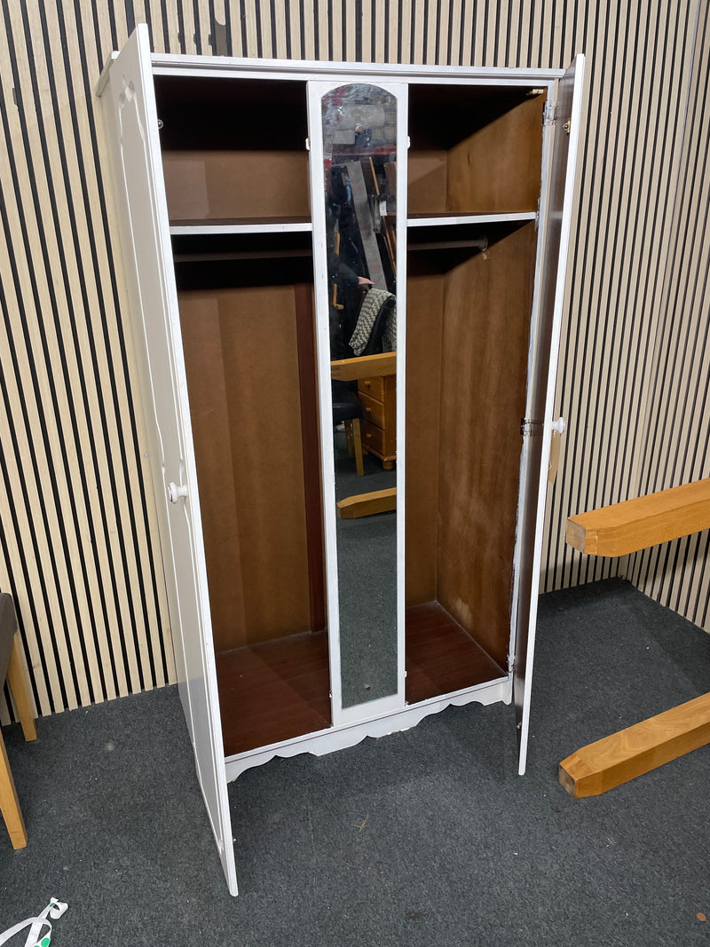 White 2 door wardrobe featuring arched door panels and central mirror. (H 184 x W 100 x D 52 cm)  44814