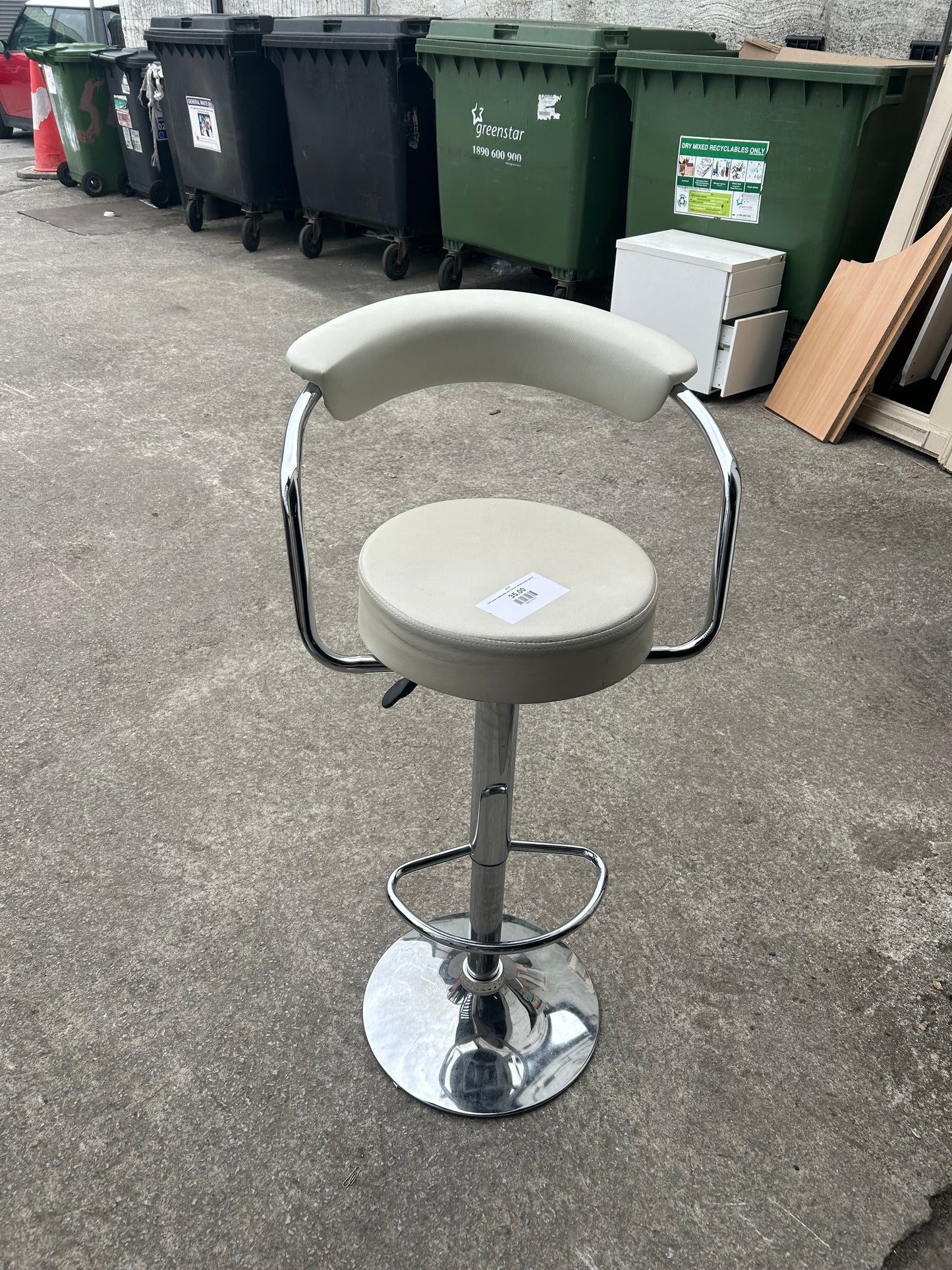 Tall cream leatherette and chrome swivel stools  Q2123