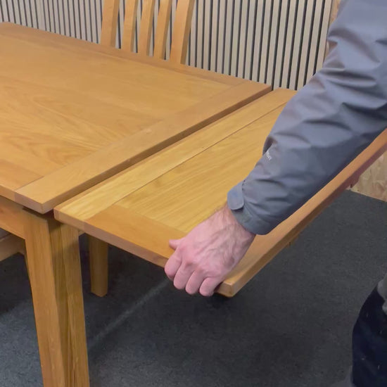 A solid oak extendable light-wood stained dining table (L 120- 200 x W 90 cm) with 4 no. matching slatted chairs with cream seat fabric 2425