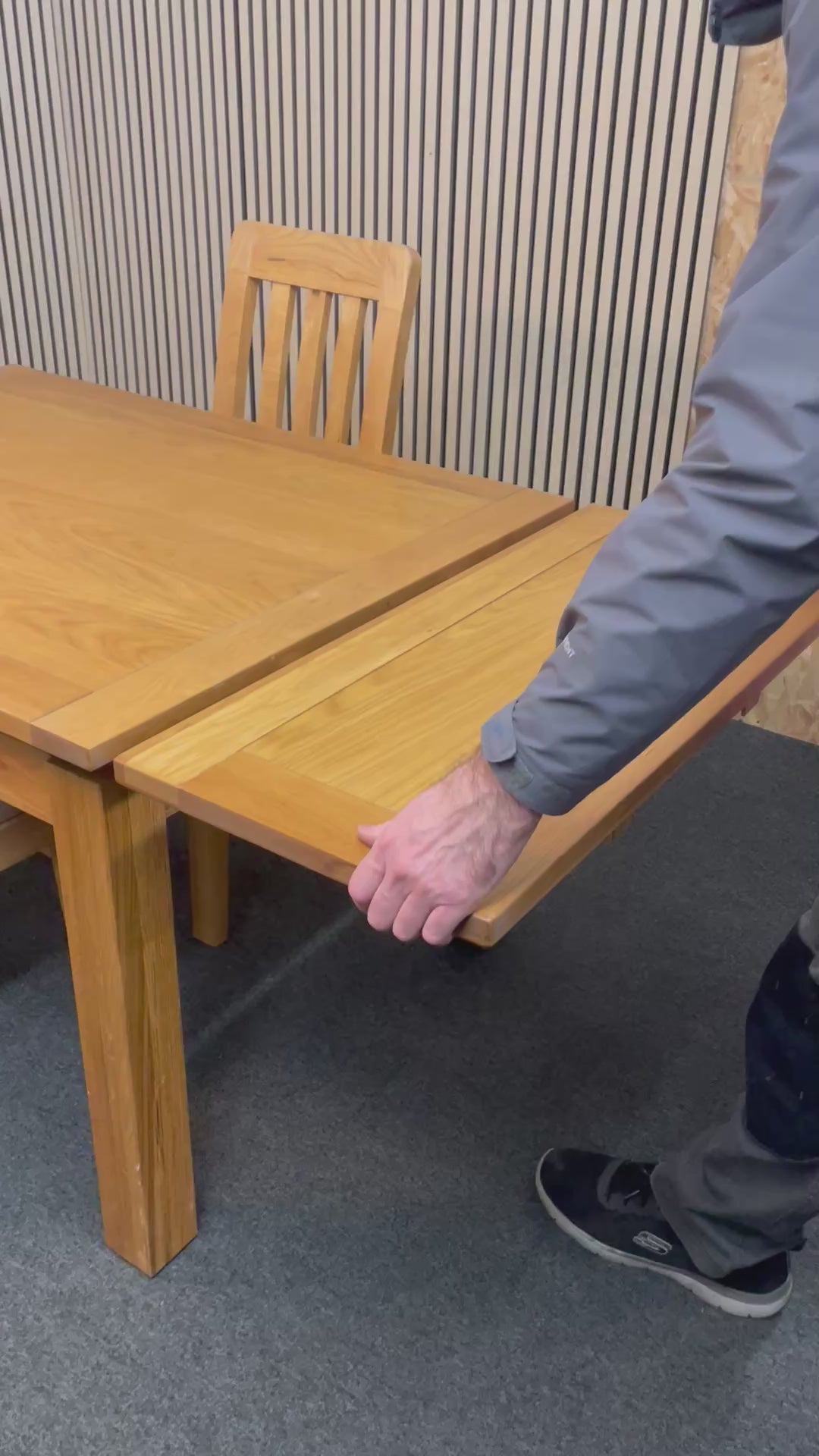 A solid oak extendable light-wood stained dining table (L 120- 200 x W 90 cm) with 4 no. matching slatted chairs with cream seat fabric 2425