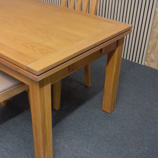 A solid oak extendable light-wood stained dining table (L 120- 200 x W 90 cm) with 4 no. matching slatted chairs with cream seat fabric 2425
