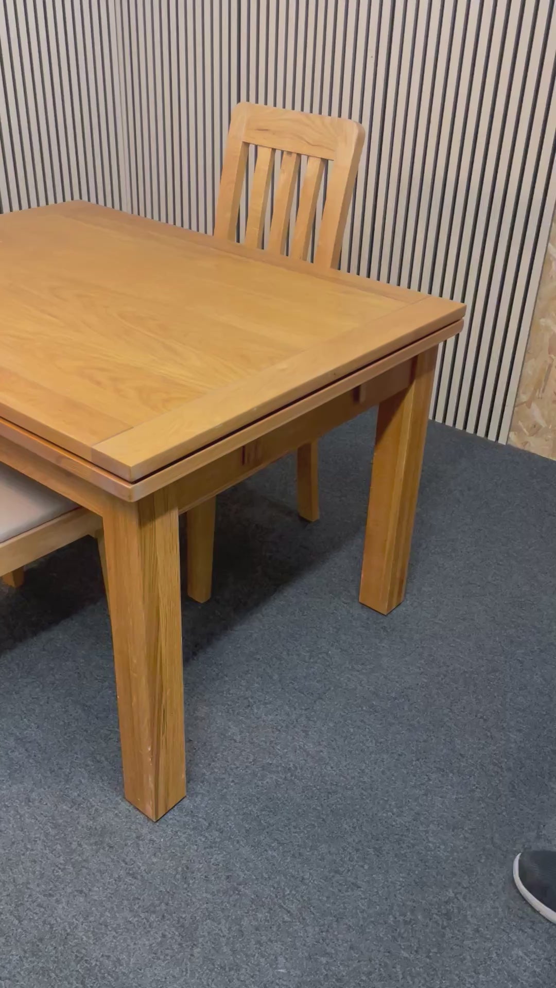 A solid oak extendable light-wood stained dining table (L 120- 200 x W 90 cm) with 4 no. matching slatted chairs with cream seat fabric 2425