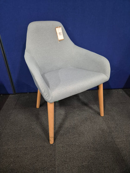 Juna medium back lounge chair with 4 oak wooden legs