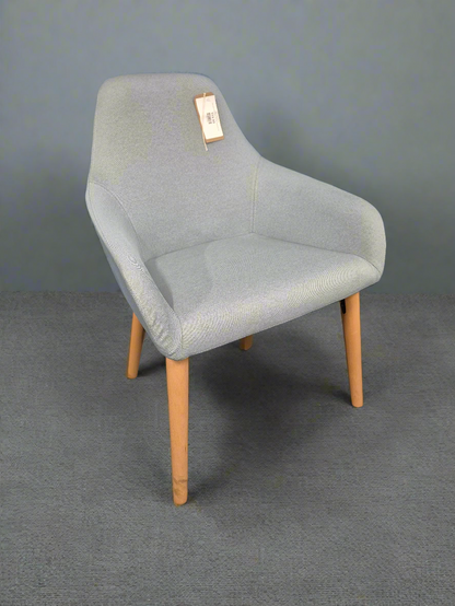 Juna medium back lounge chair with 4 oak wooden legs