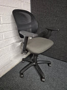 Switch Jota 2 lever swivel chair with HA Back and arms 2 image