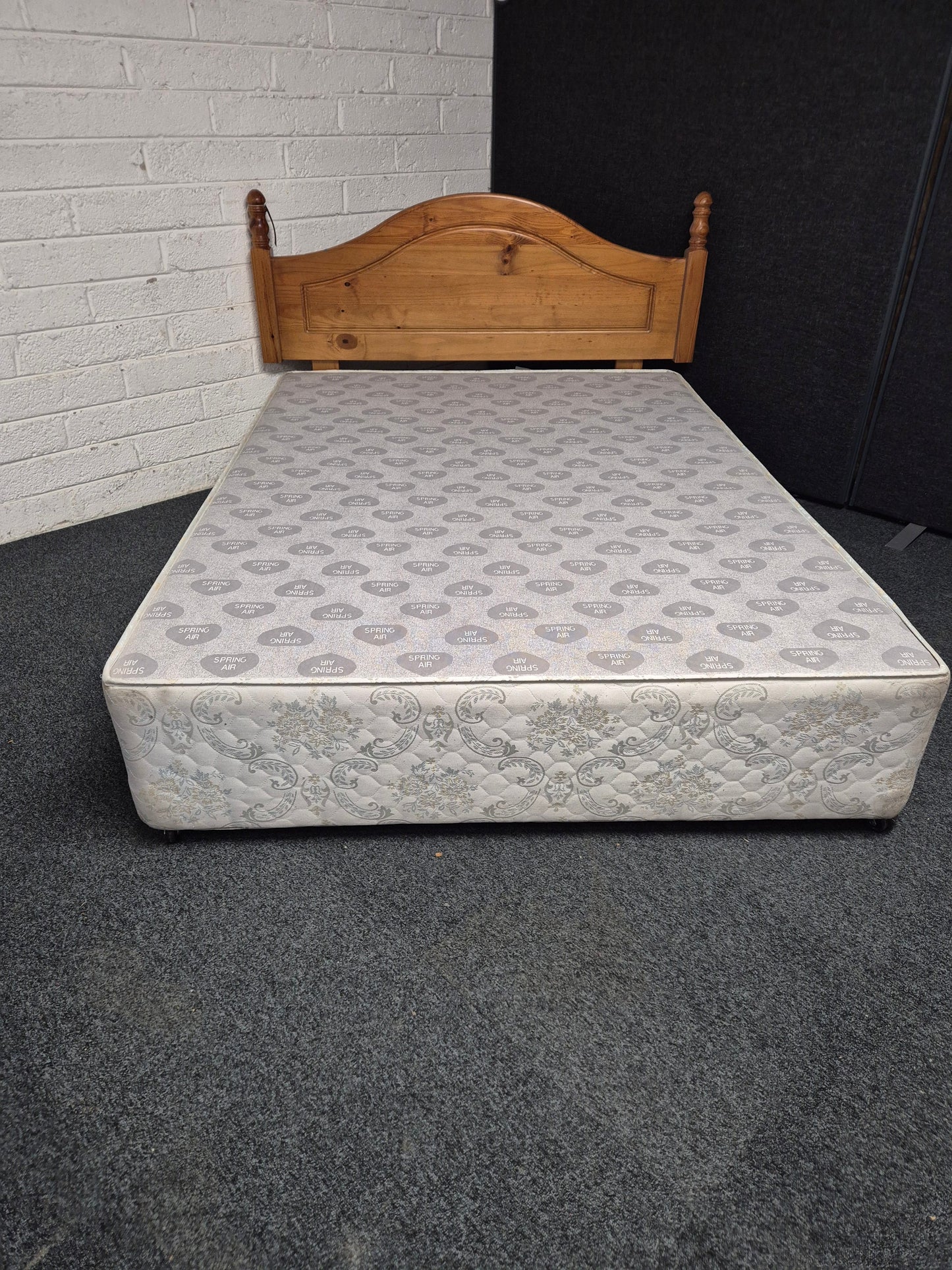 4ft 6 grey fabric divan base on castors  1225