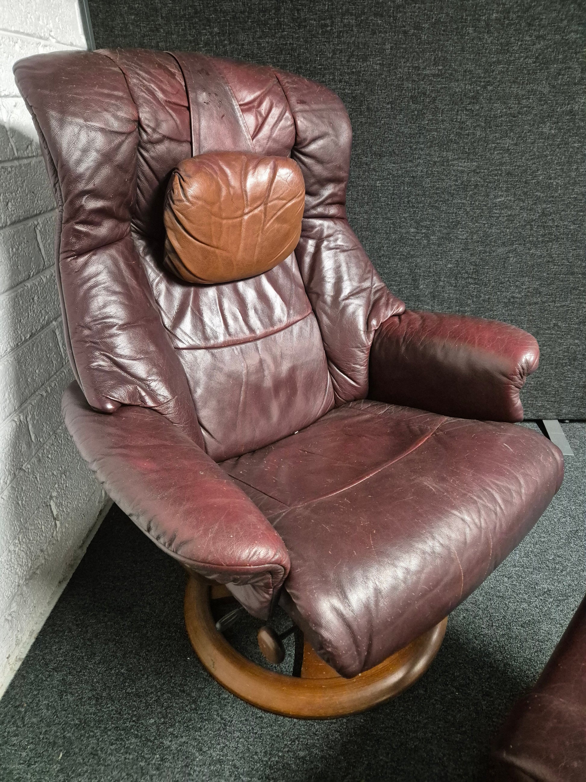 Real wine leather solid wooden ciruclar basereclining armchair with matching footstool 1225