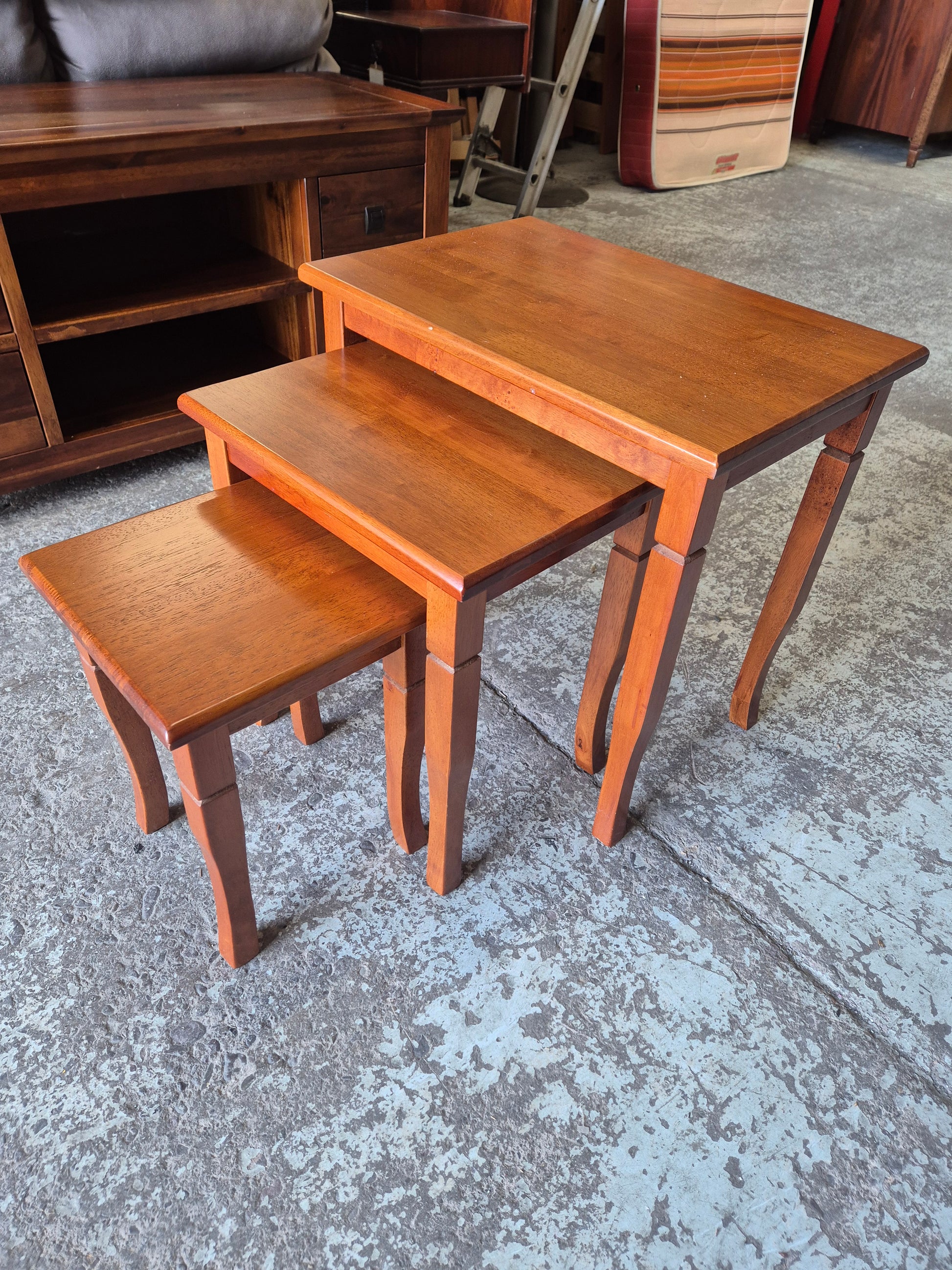 Nest of 3 pine low tables 3125