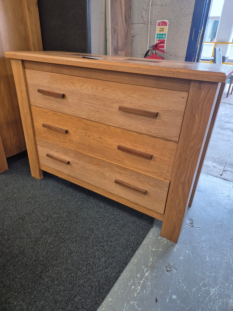 Large wide 3 drawer solid oak chest of drawers%A0