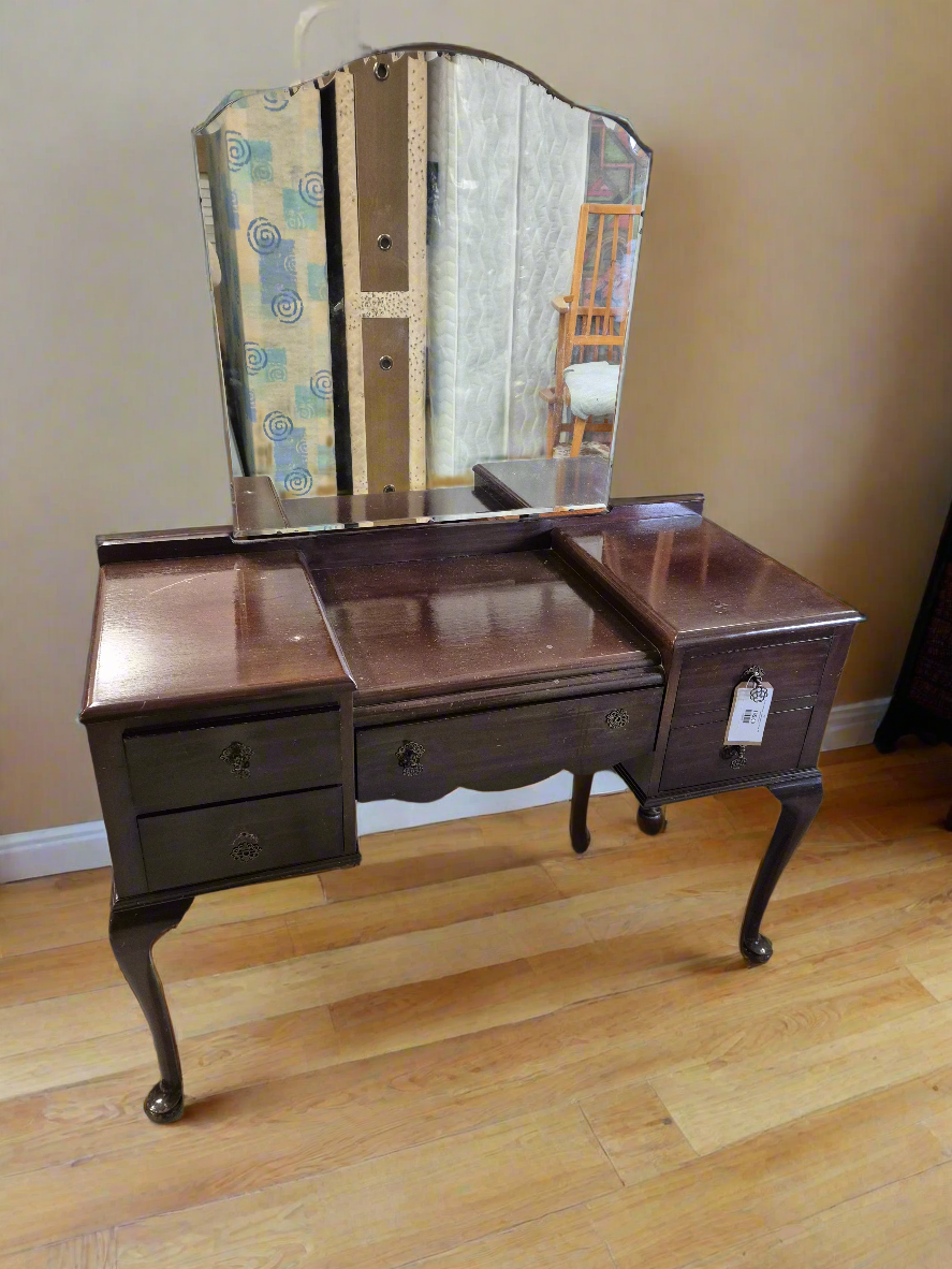 Ornate mahogany 5 drawer bedroom dresser with bevelled mirrors