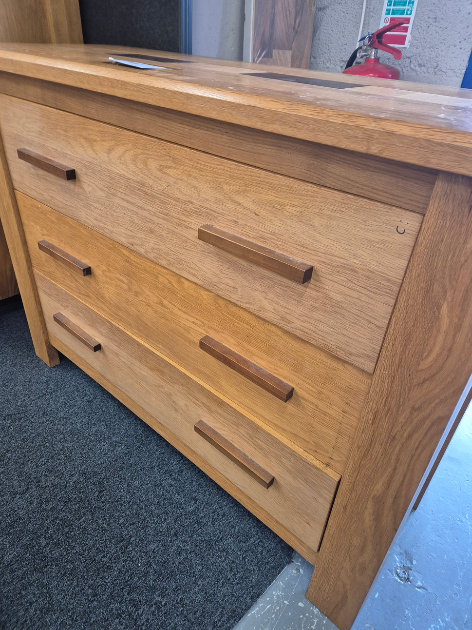 Large wide 3 drawer solid oak chest of drawers%A0