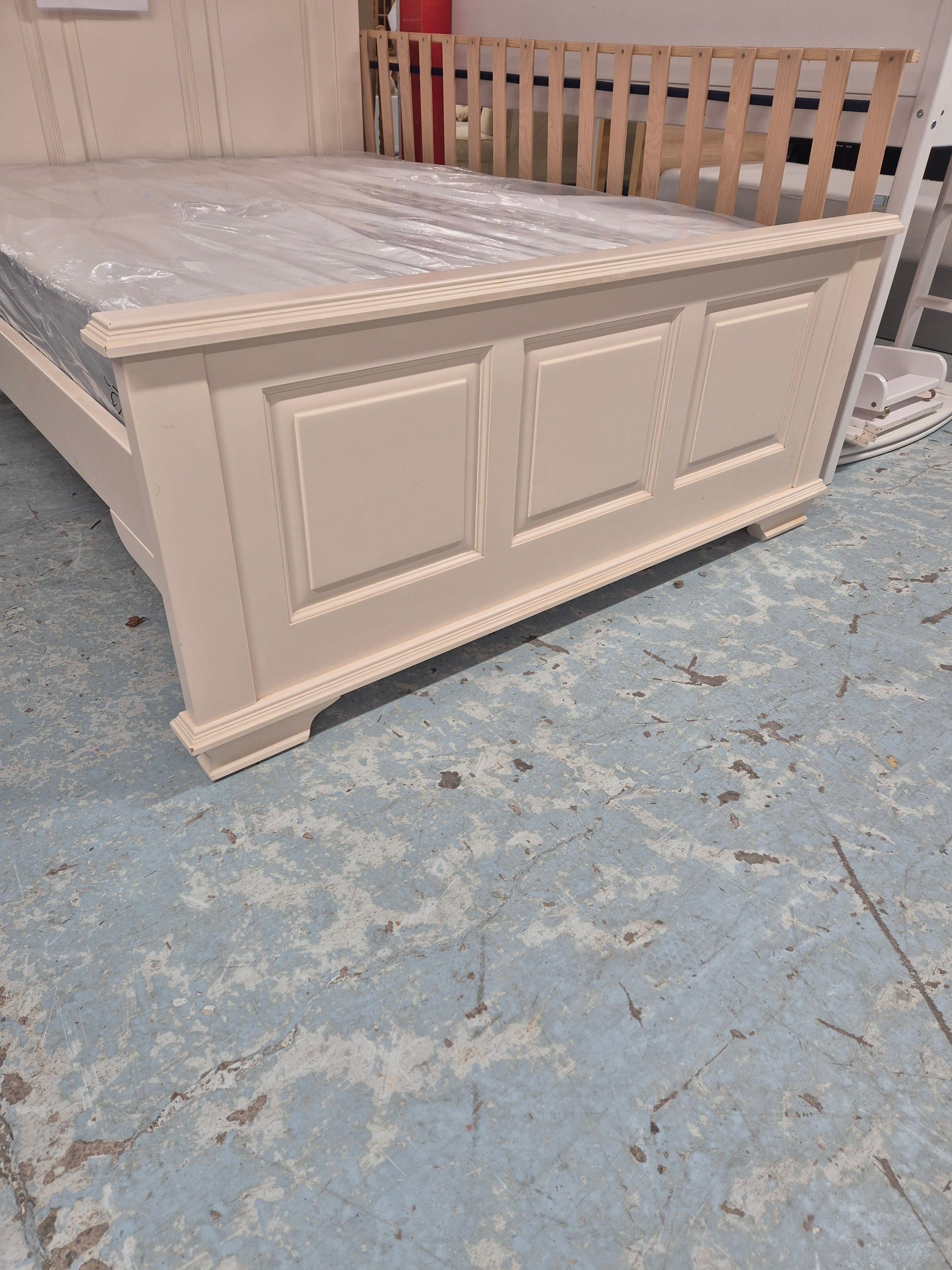 4ft6 High back solid white painted bed frame  2125