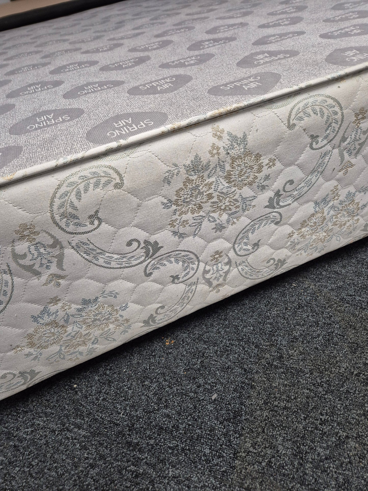 4ft 6 grey fabric divan base on castors  1225