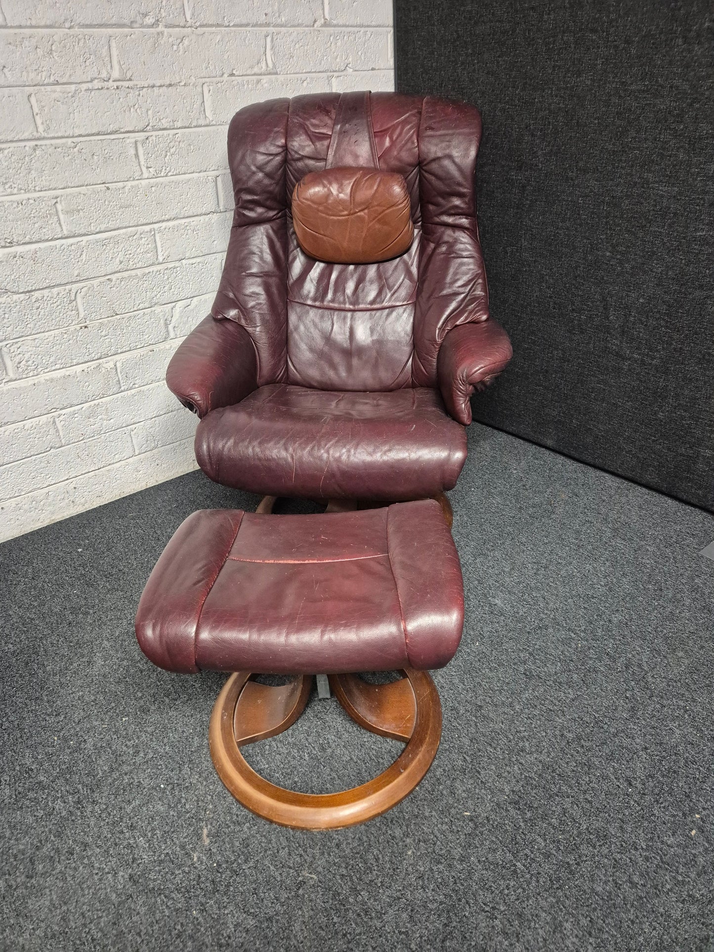 Real wine leather solid wooden ciruclar basereclining armchair with matching footstool 1225