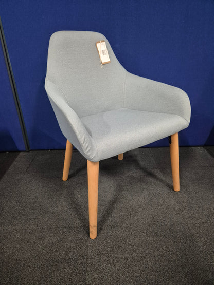 Juna medium back lounge chair with 4 oak wooden legs