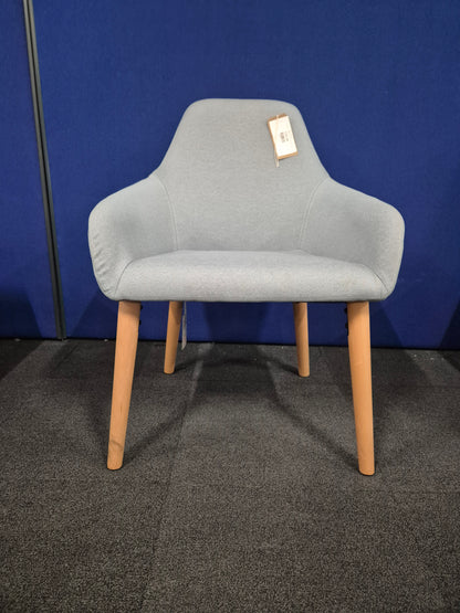 Juna medium back lounge chair with 4 oak wooden legs