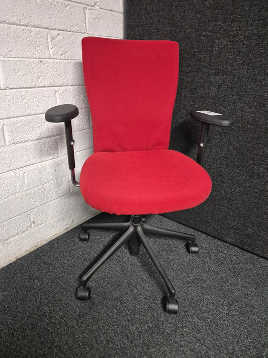 SECONDHAND Red high back swivel chair with arms
