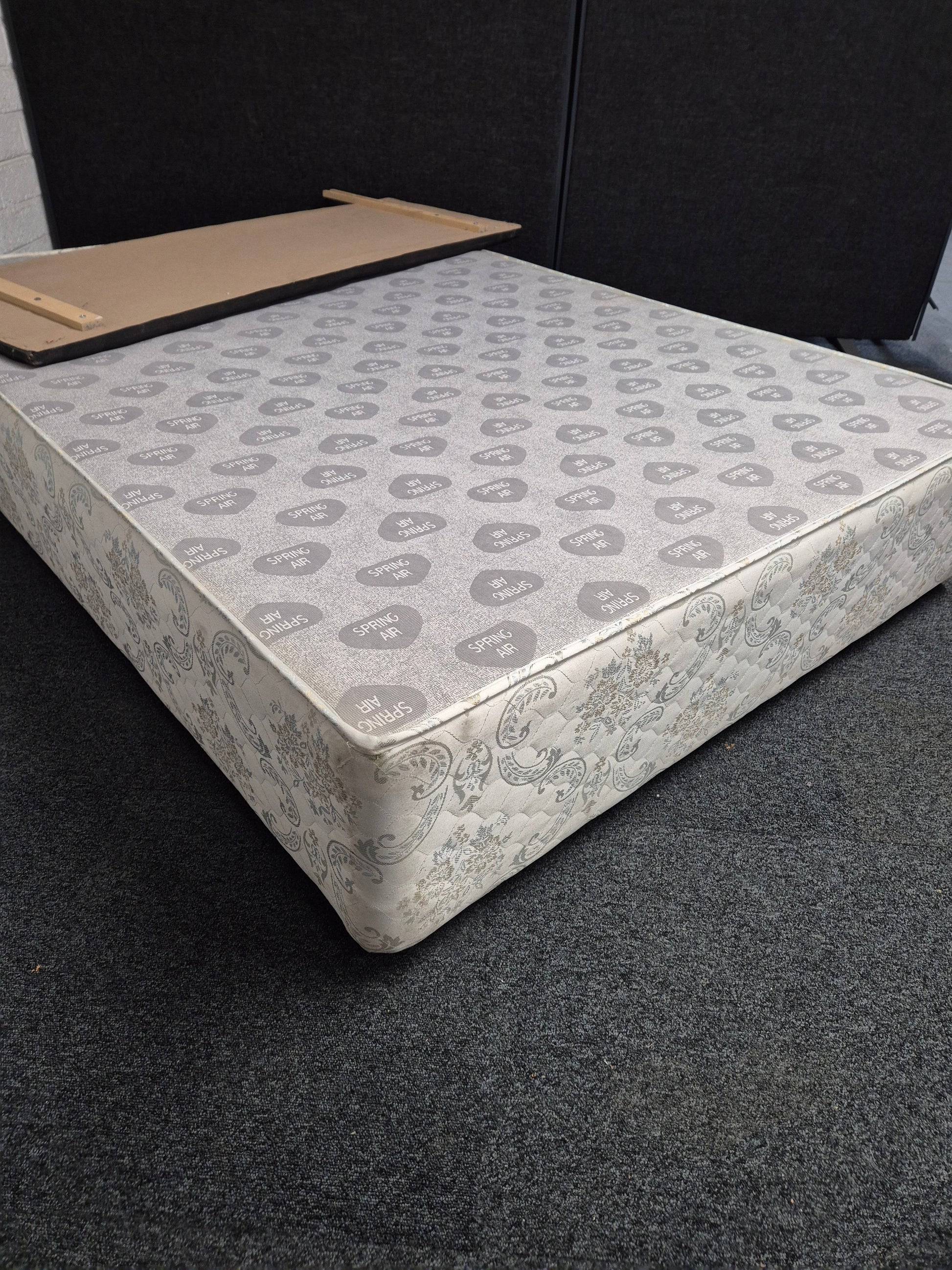 4ft 6 grey fabric divan base on castors  1225