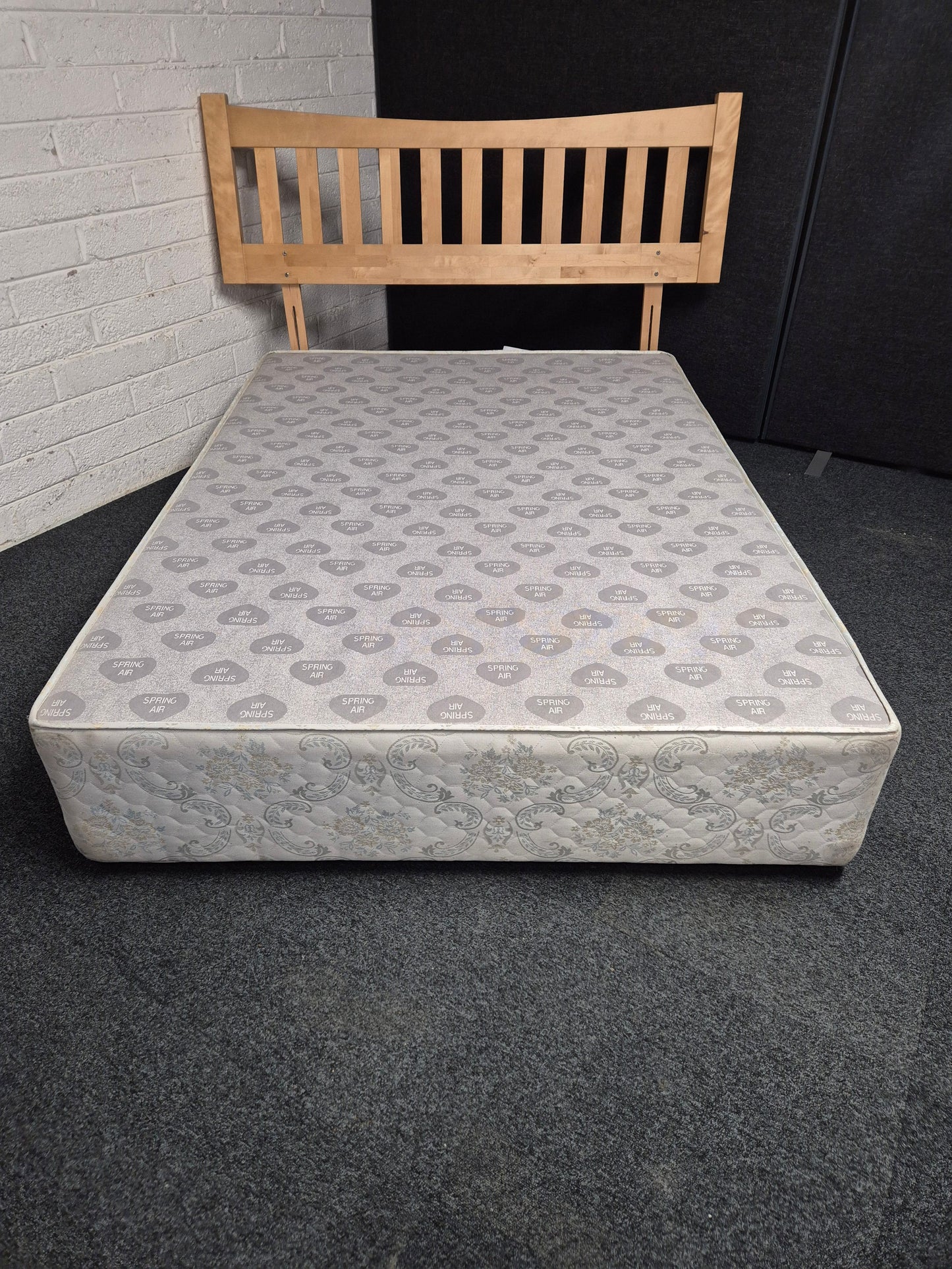 4ft 6 grey fabric divan base on castors  1225