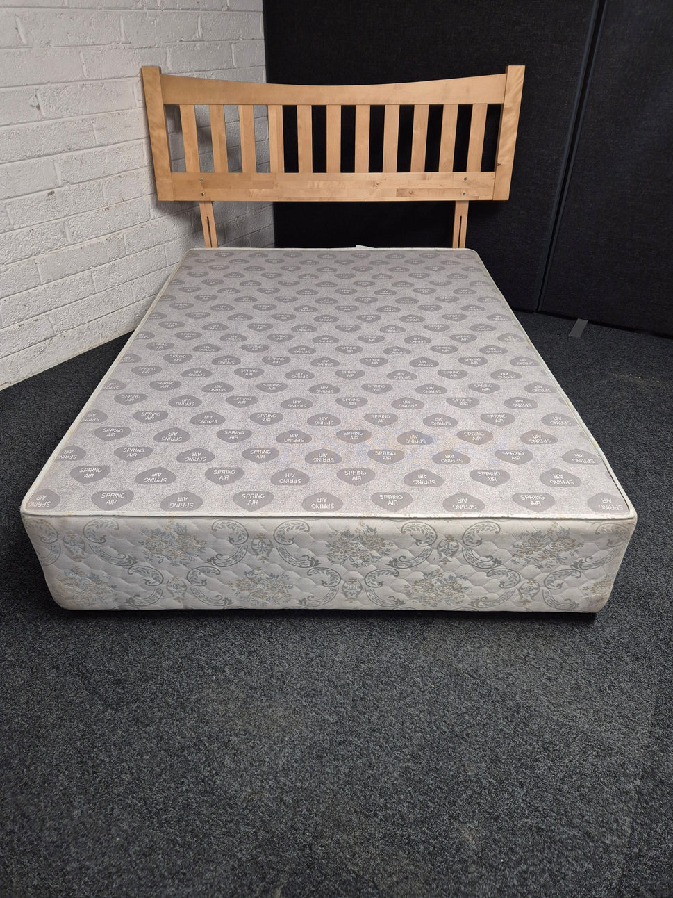 4ft 6 grey fabric divan base on castors  1225