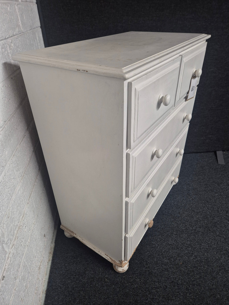 White painted solid wood 2+3 drawer chest of drawers (H 1000 x W 850 x D 450 mm) (damaged bottom corner) 1225