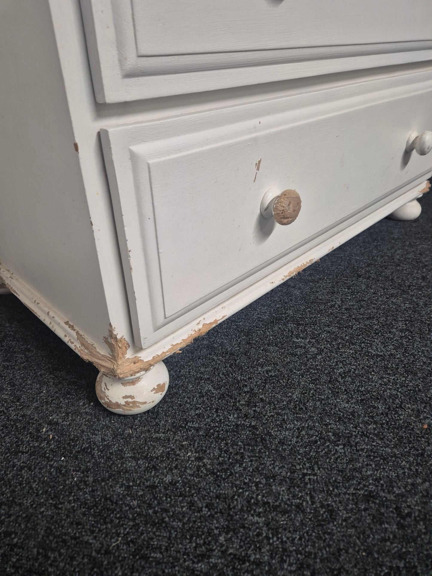 White painted solid wood 2+3 drawer chest of drawers (H 1000 x W 850 x D 450 mm) (damaged bottom corner) 1225