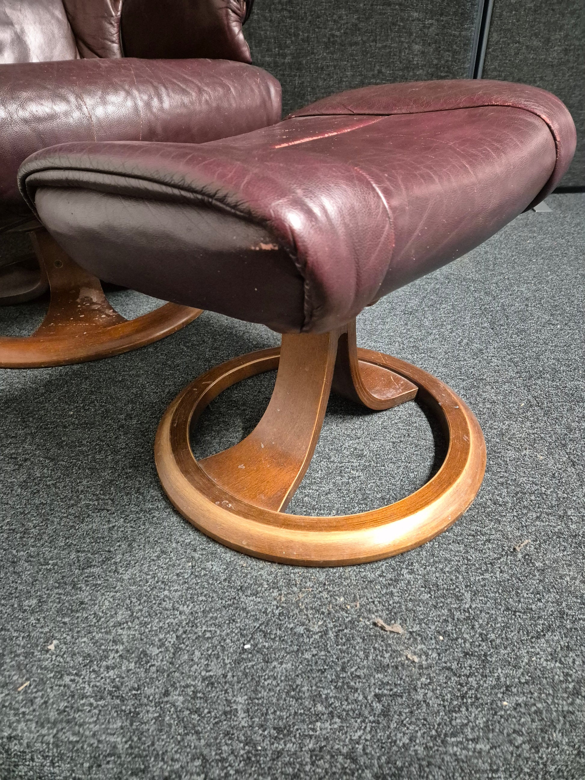 Real wine leather solid wooden ciruclar basereclining armchair with matching footstool 1225