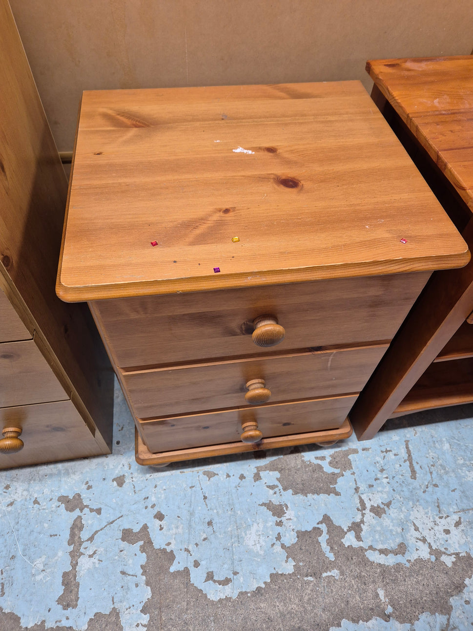 Natural pine 3 drawer bedside locker H 590 x W 440 x D 390 3125