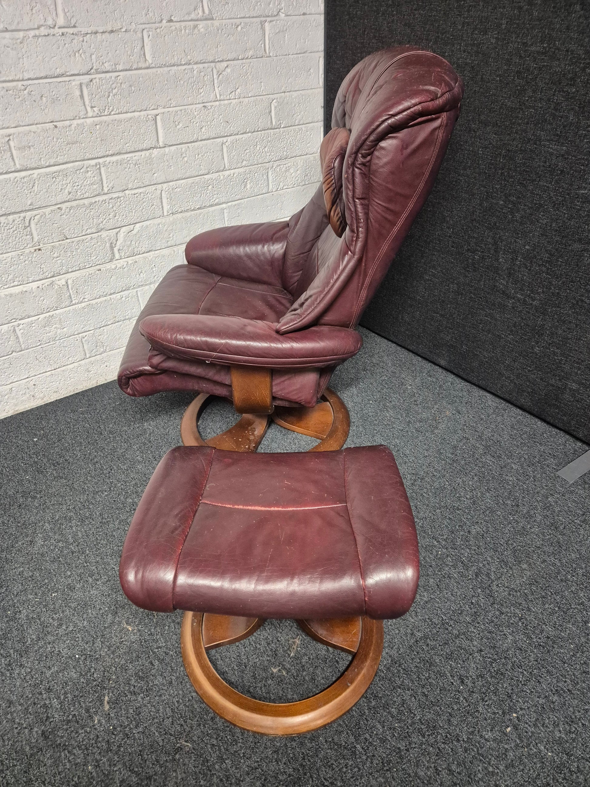 Real wine leather solid wooden ciruclar basereclining armchair with matching footstool 1225