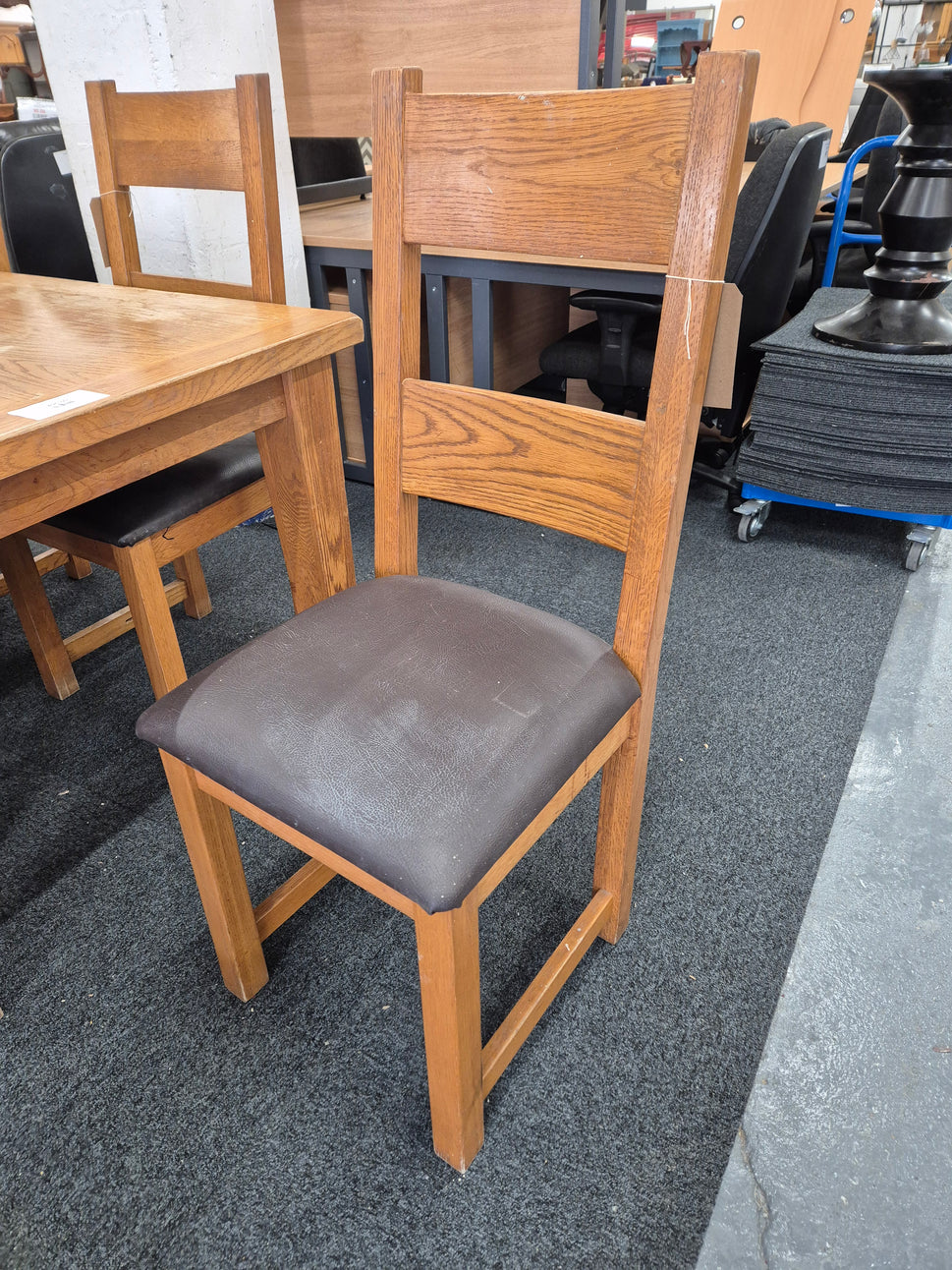 Solid oak extendable dining table with 6 no. matching chairs with brown leatherette seat%A0 2125
