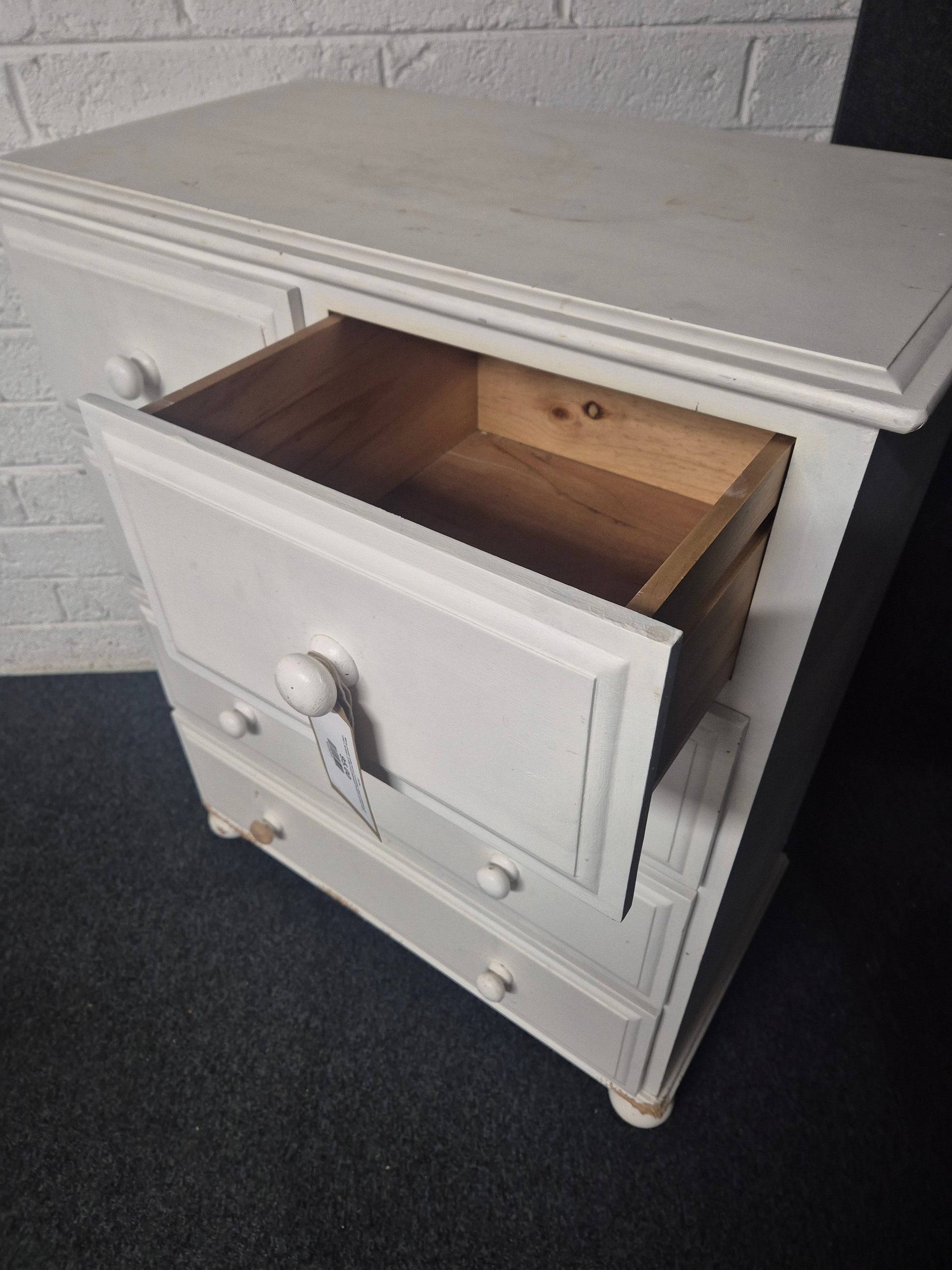 White painted solid wood 2+3 drawer chest of drawers (H 1000 x W 850 x D 450 mm) (damaged bottom corner) 1225